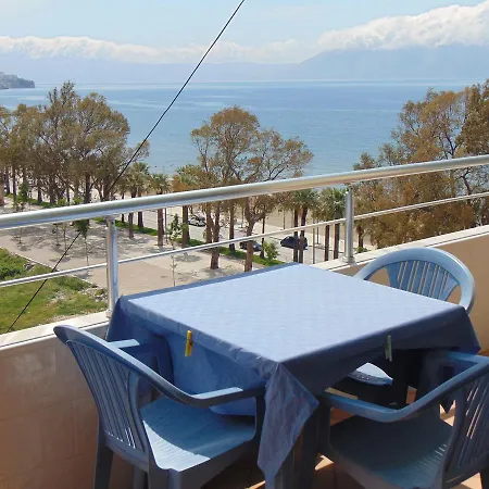 Janine's Seafront Apartment *